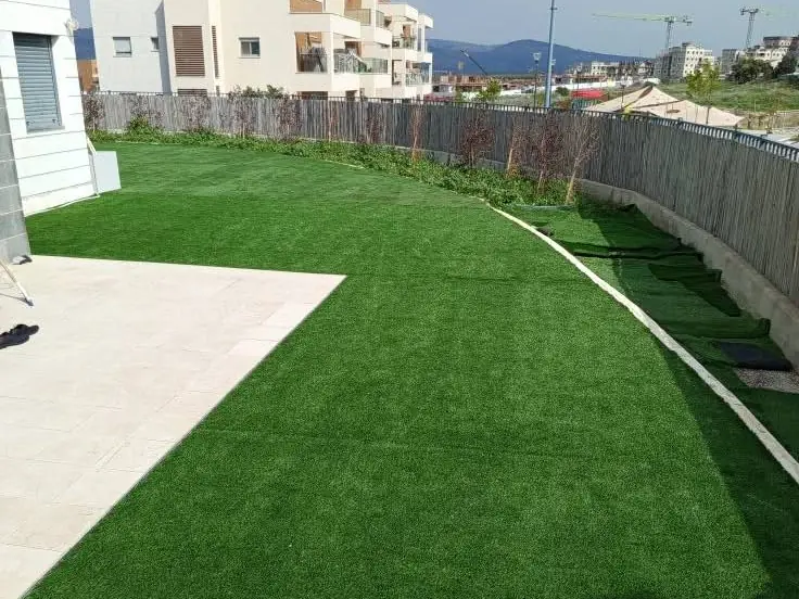 קו מעוגל בין הדשא לריצוף